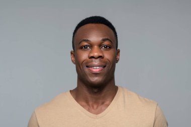 Esmer tenli adam iyi bir ruh hali içinde