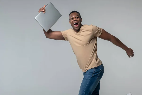 Hombre alegre con portátil agitando las manos — Foto de Stock