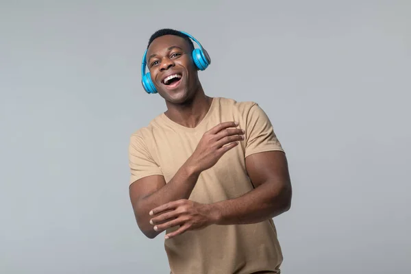 Hombre enérgico en auriculares con boca abierta — Foto de Stock