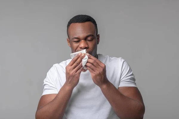 Ongelukkig man met zakdoek in de buurt van neus — Stockfoto