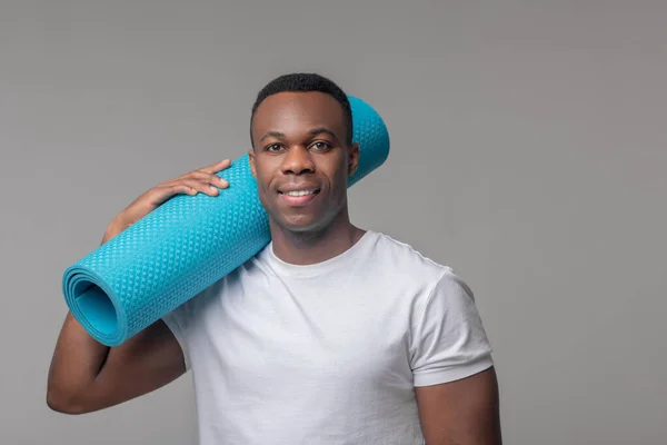 Atractivo afroamericano con alfombra deportiva en el hombro — Foto de Stock