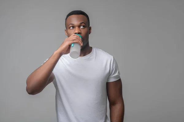 Hombre beber agua de la botella de deportes — Foto de Stock