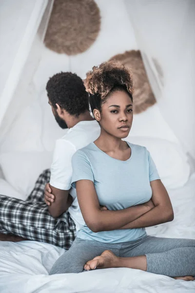 Femme en colère assis avec le dos à son mari — Photo