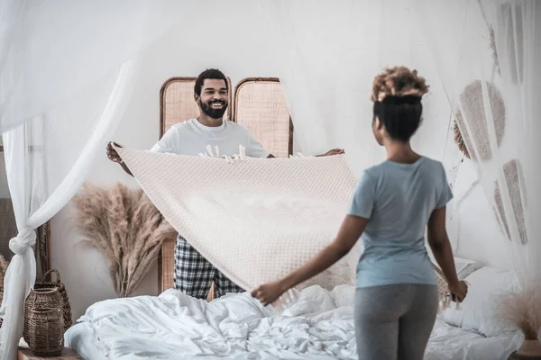 Sorrindo homem e mulher com costas para a câmera — Fotografia de Stock