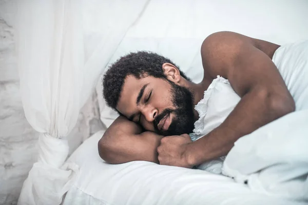 Afrika Amerika suara tertidur di tempat tidur putih — Stok Foto