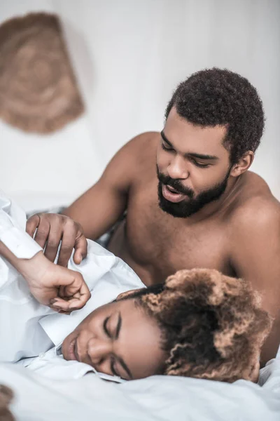 Atento afroamericano despertando a su esposa dormida —  Fotos de Stock