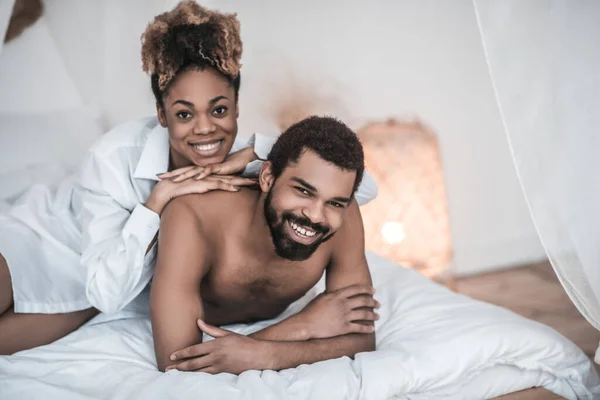 Жена и муж отдыхают вместе на кровати — стоковое фото