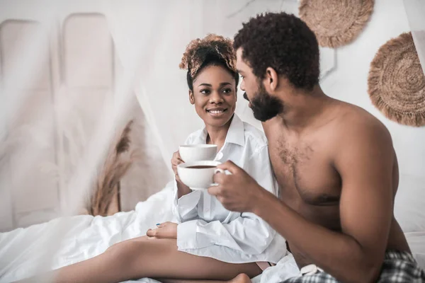 Nő és férfi kávéval az ágyon — Stock Fotó