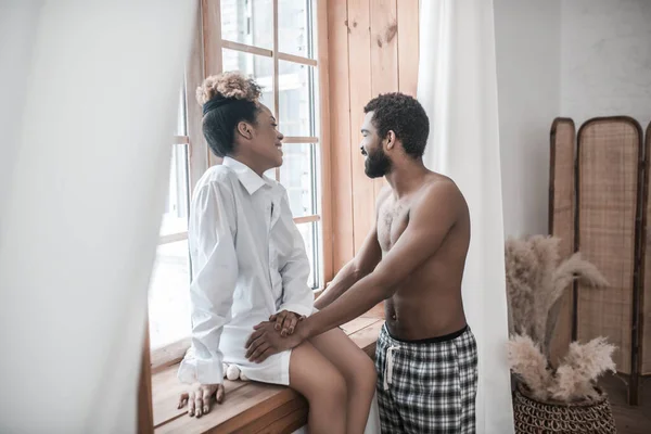 Férj és feleség kommunikál közel ablak a ház — Stock Fotó