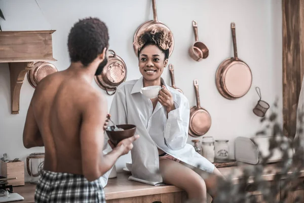 Afričanky americká žena s kávou a muž zpět — Stock fotografie