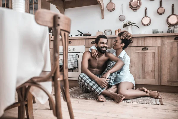 Manžel a manželka sedí na podlaze a šťastně komunikují — Stock fotografie
