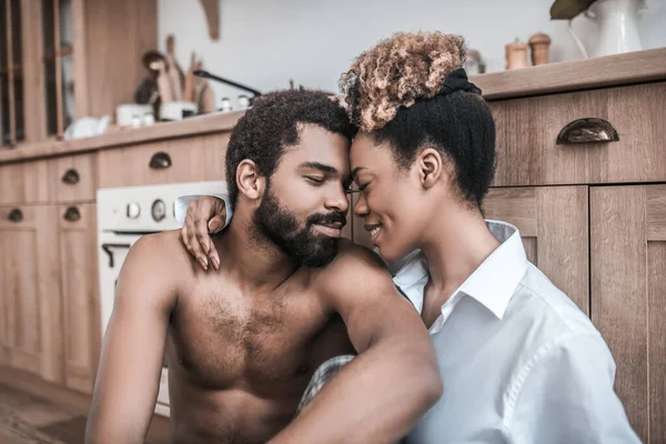 Cara feliz de hombre y mujer de piel oscura —  Fotos de Stock