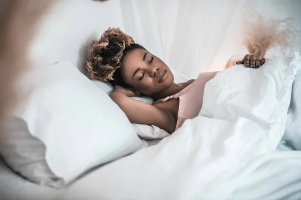 Wanita Afrika-Amerika tidur nyenyak di tempat tidur — Stok Foto