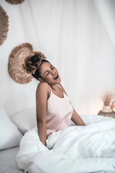 Bâillement femme éveillée le matin au lit — Photo