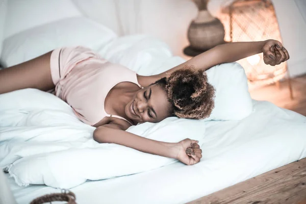 Wanita ceria dalam piyama peregangan di tempat tidur — Stok Foto