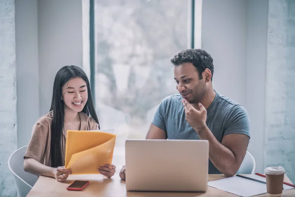 Een chef en zijn assistent werken in het kantoor — Stockfoto