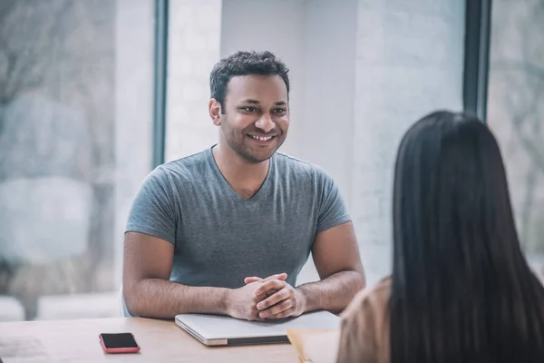 Un joven hombre de negocios conociendo a una clienta — Foto de Stock