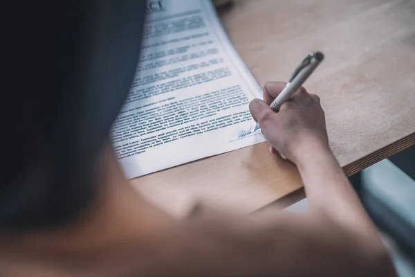 Mandant unterschreibt die Dokumente in der Anwaltskanzlei — Stockfoto