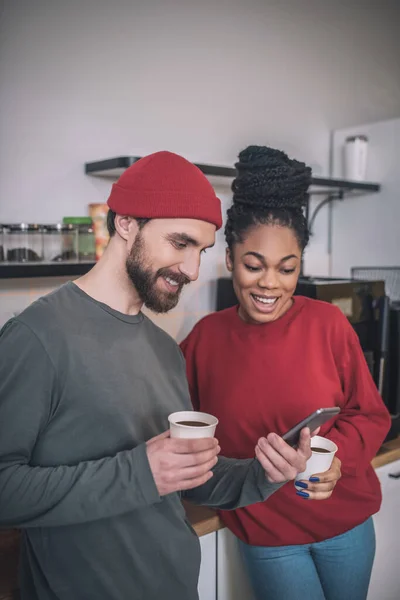 Colleghi che prendono un caffè nella cucina dell'ufficio e hanno una conversazione vivace — Foto Stock