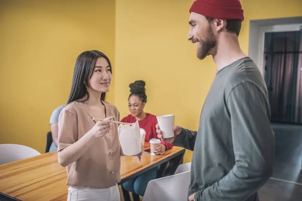 Jóvenes colegas hablando mientras toman un café — Foto de Stock