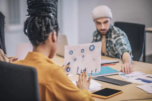 Collega 's die aan dezelfde tafel in het kantoor werken — Stockfoto