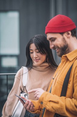 Gençler birlikte vakit geçirir ve mutlu görünürler.