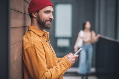 Gençler birlikte vakit geçirir ve mutlu görünürler.