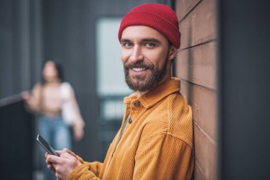 Gençler birlikte vakit geçirir ve mutlu görünürler.