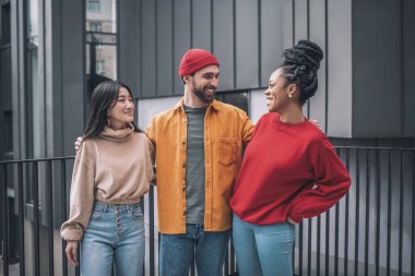 Üç arkadaş birlikte yürüyorlar ve iyi hissediyorlar.