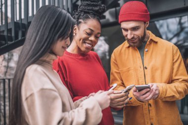 Üç arkadaş birlikte vakit geçiriyorlar ve heyecanlı görünüyorlar.