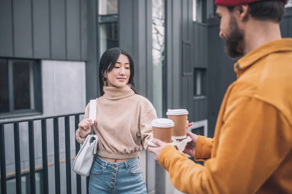 Fiatal férfi és nő találkoznak, hogy igyanak egy csésze kávét. — Stock Fotó