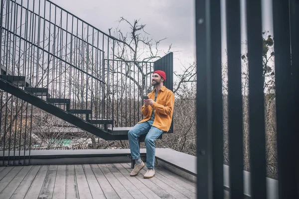 Mannen som sitter på trappan till stadsbron — Stockfoto