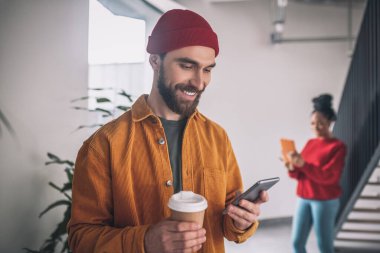 Ofiste sıradan giyinmiş iki meslektaş.