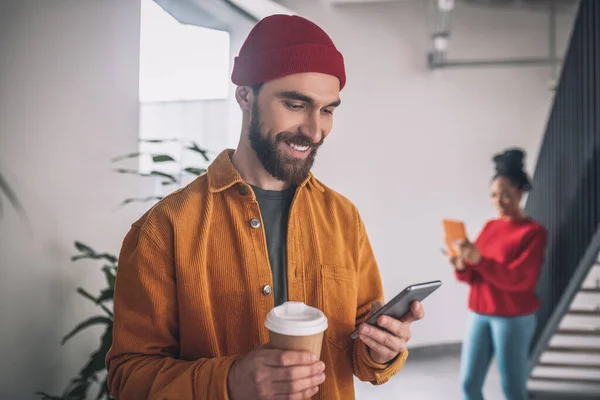 Two colleagues in casual clothes in the office — Stock fotografie