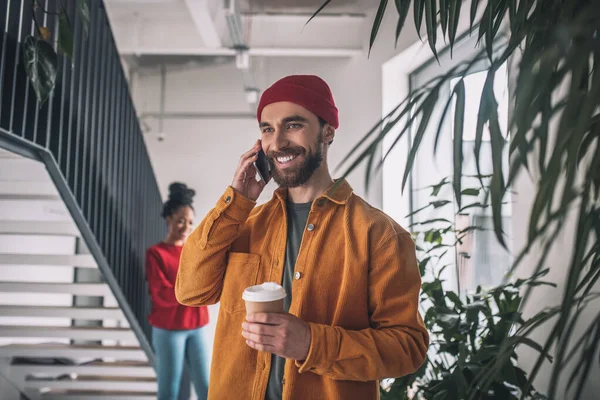 Two colleagues in casual clothes in the office — Stock fotografie