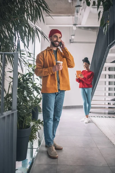 Dos colegas con ropa casual en la oficina —  Fotos de Stock