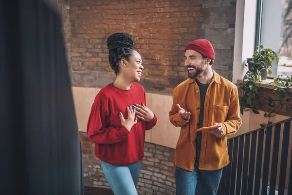 Joven hombre y una mujer hablando y buscando interesado — Foto de Stock