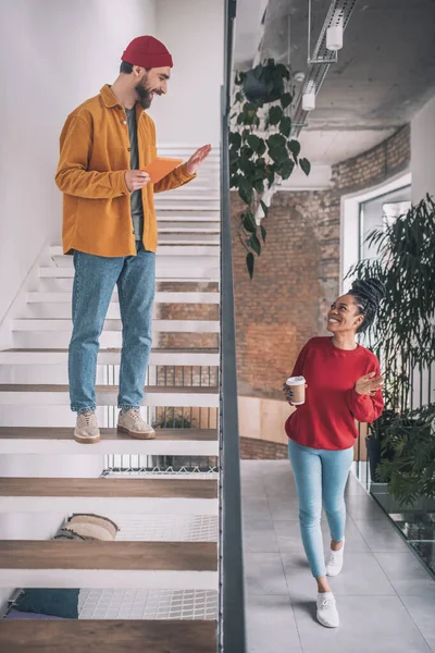 Imagen de un hombre con teléfono y una mujer con una taza de café — Foto de Stock