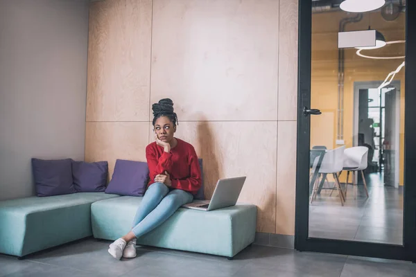 Joven mujer afroamericana sentada y con aspecto cansado — Foto de Stock