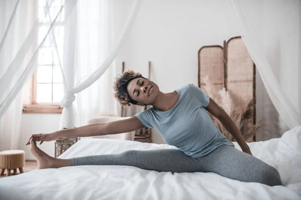 Mujer joven de piel oscura haciendo ejercicio matutino — Foto de Stock