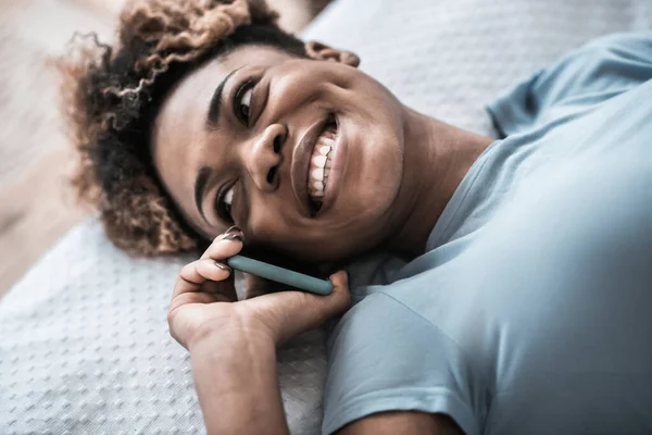 Närbild ansikte mörkhyade kvinna med smartphone — Stockfoto