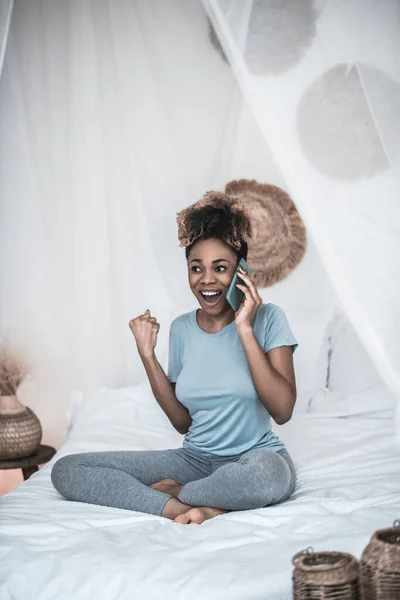 在床上用智能手机聊天的情绪快乐的女人 — 图库照片