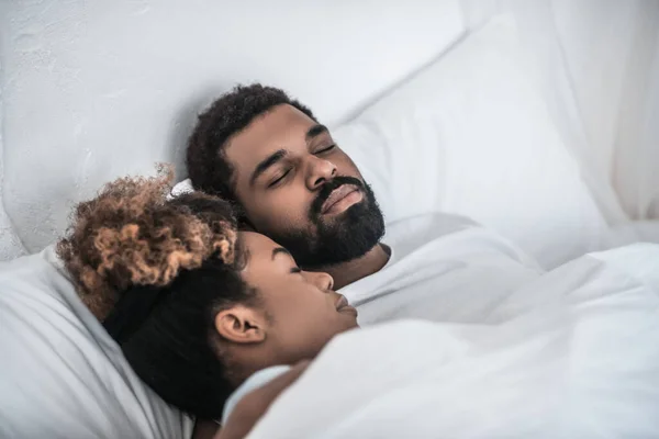 Homem e mulher de pele escura abraçando um ao outro — Fotografia de Stock