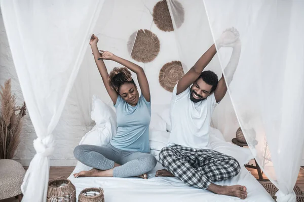 Muž a žena se probouzejí a sedí na posteli — Stock fotografie