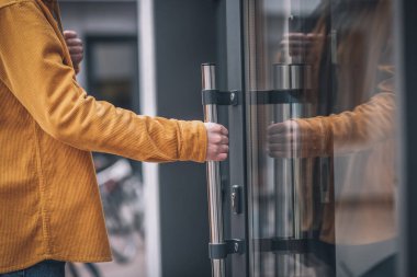 Adamın elini kapat ve kapıyı bir giriş kartıyla aç