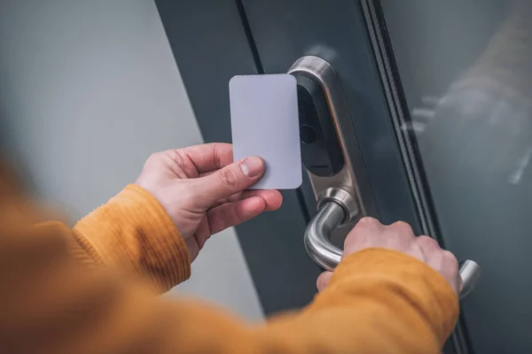 Joven barbudo abriendo la puerta con una tarjeta de acceso —  Fotos de Stock