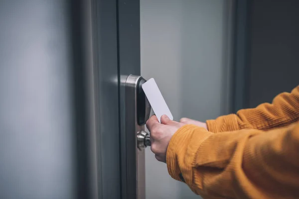 Közelkép Man kezét nyitja ki az ajtót egy belépőkártyával — Stock Fotó