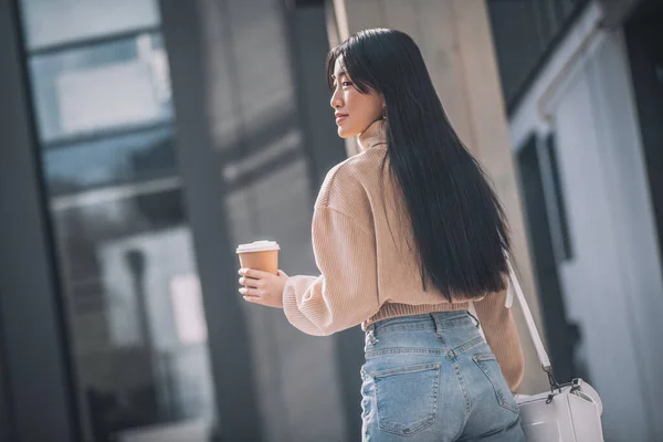 Largo de pelo joven asiático mujer caminando en la calle —  Fotos de Stock