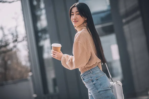 通りを歩いている長髪の若いアジア人女性 — ストック写真