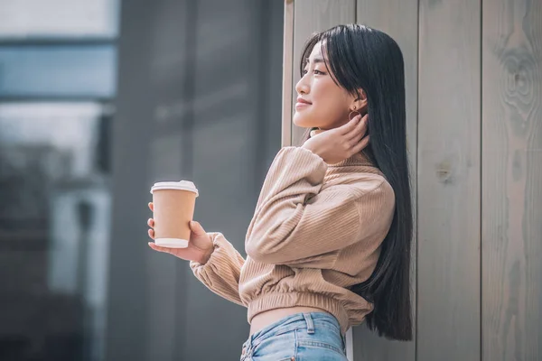 Темноволоса молода азіатка з чашкою кави — стокове фото